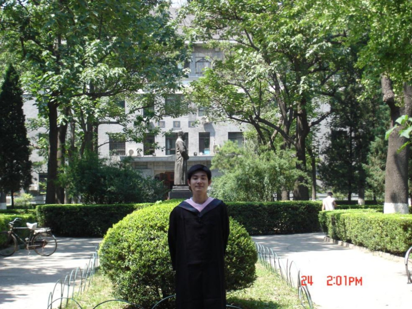 男人在树林前的花园
描述已自动生成