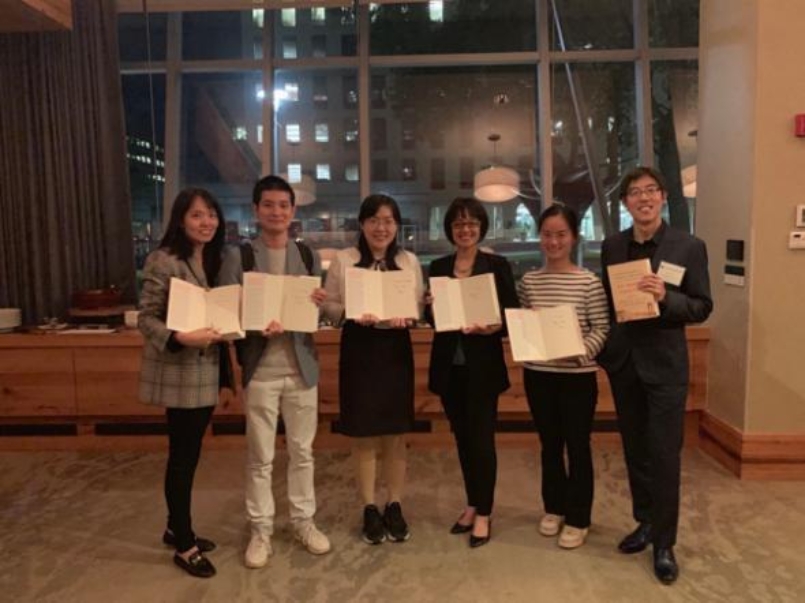 一群人站在室内
描述已自动生成