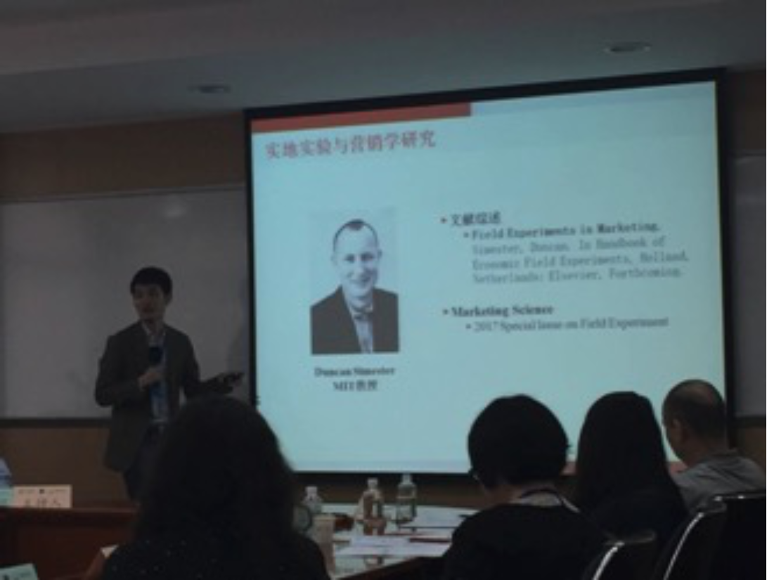 一群人在开会
描述已自动生成