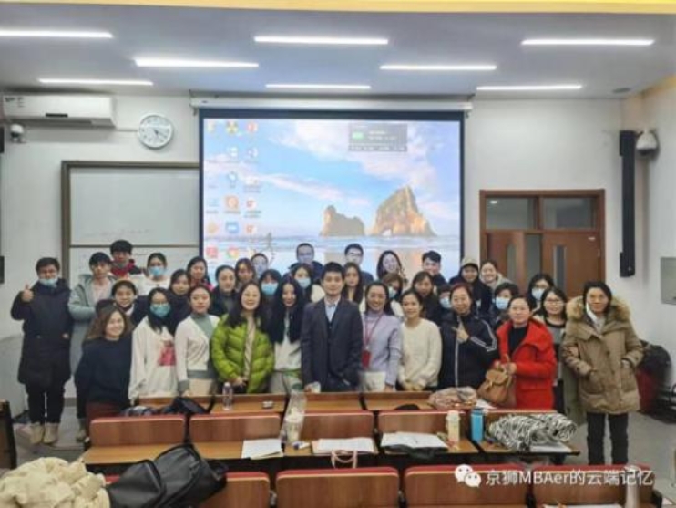 会议室里的人们
中度可信度描述已自动生成