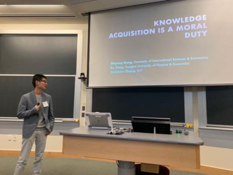 图片包含 室内, 男人, 站, 前
描述已自动生成